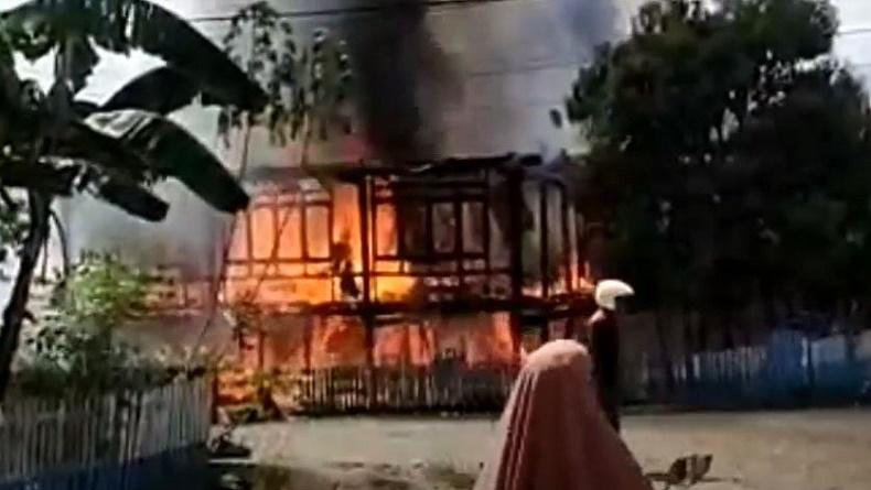 Kaget Lihat Rumahnya Terbakar, Pria Ini Mengamuk Bawa Parang hingga Warga Berlarian