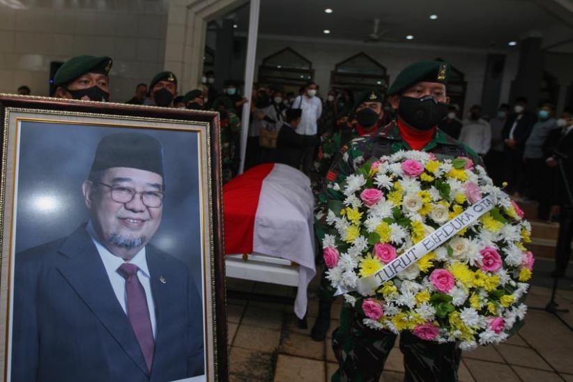 Mahfud MD Beri Penghormatan Terakhir kepada Jenazah Mantan Ketua BPK Harry Azhar Azis   - Bagian 4