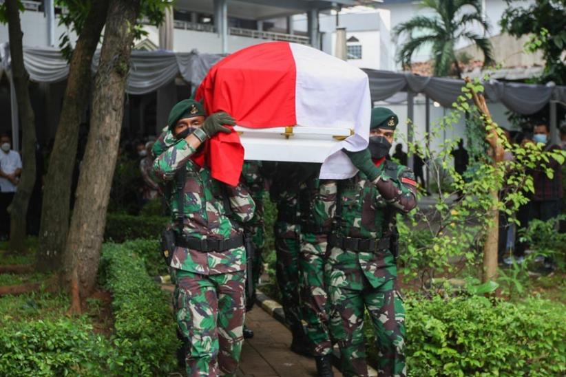 Mahfud MD Beri Penghormatan Terakhir kepada Jenazah Mantan Ketua BPK Harry Azhar Azis   - Bagian 5