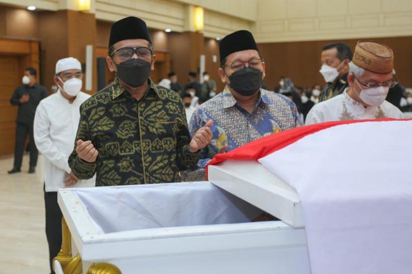 Mahfud MD Beri Penghormatan Terakhir kepada Jenazah Mantan Ketua BPK Harry Azhar Azis   - Bagian 1