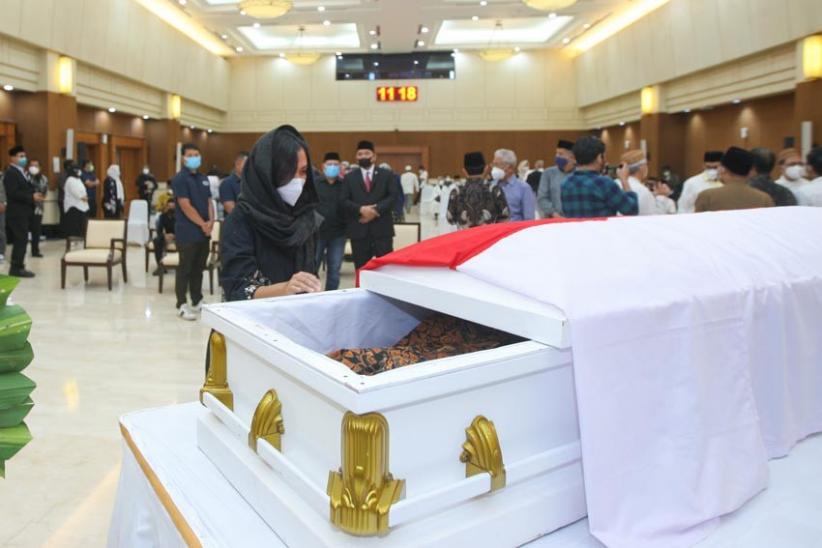 Mahfud MD Beri Penghormatan Terakhir kepada Jenazah Mantan Ketua BPK Harry Azhar Azis   - Bagian 3