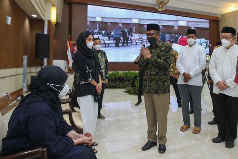 Mahfud MD Beri Penghormatan Terakhir kepada Jenazah Mantan Ketua BPK Harry Azhar Azis   - Bagian 2