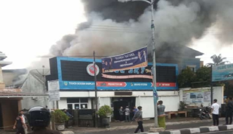 Karaoke Blue Sky Majalengka Ludes Terbakar, Kerugian Rp1 Miliar