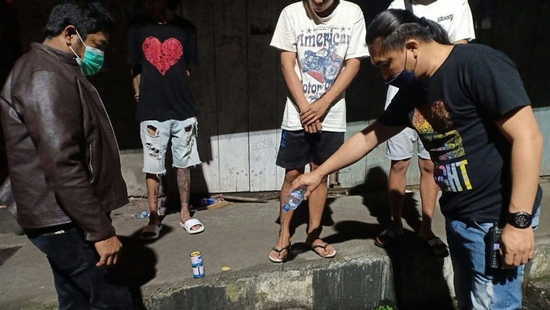 3 Pemuda dan 1 Wanita Dibubarkan Polisi saat Akan Pesta Miras dan Ngelem