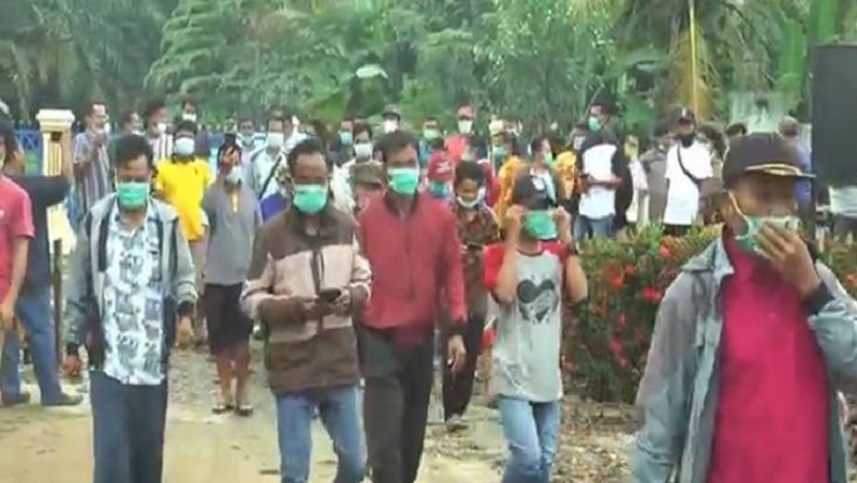 title Ratusan Warga Tapanuli Tengah Datangi Kantor Camat Minta Pindah Domisili Ratusan Warga Tapanuli Tengah Datangi Kantor Camat Minta Pindah Domisili