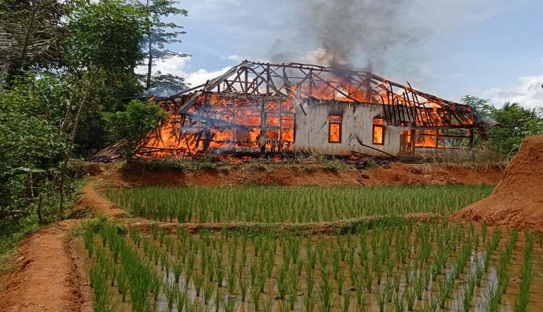 Warung di Sukabumi Terbakar Hebat, Dagangan dan Perabotan Ikut Ludes