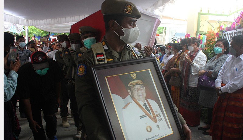 Tangis Keluarga di Peti Jenazah Mantan Gubernur NTT Frans Lebu Raya - Bagian 3