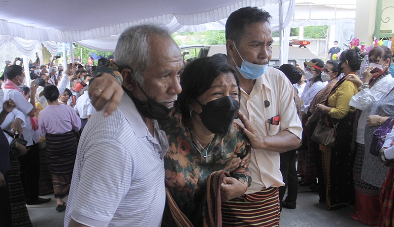 Tangis Keluarga di Peti Jenazah Mantan Gubernur NTT Frans Lebu Raya - Bagian 2