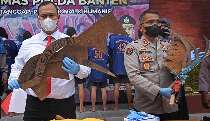 Kawanan Geng Motor Gunakan Celurit hingga Gergaji Besar untuk Ancam Warga - Bagian 3