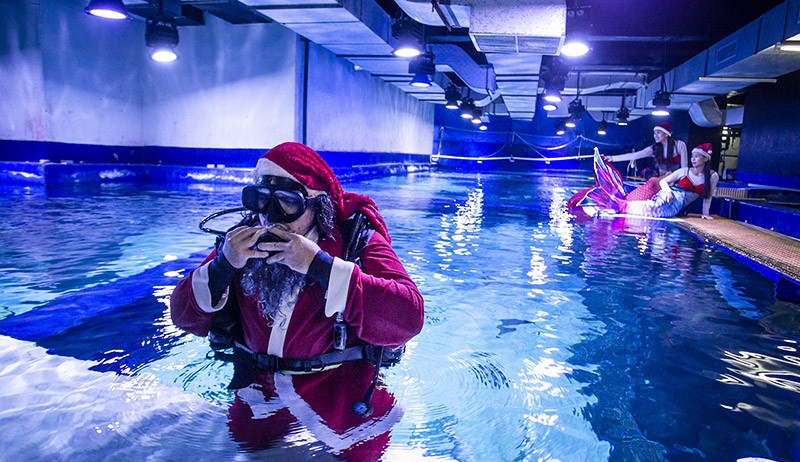 Aksi Sinterklas dan Putri Duyung Menyelam Meriahkan Natal - Bagian 2