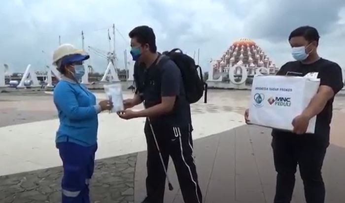 MNC Peduli Gandeng Relawan Insap Bagikan Puluhan Paket Alat Prokes di Pantai Losari