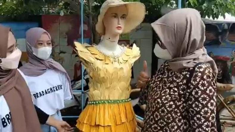 Perempuan di Blora Ini Manfaatkan Klobot Jagung Jadi Gaun Karnaval Cantik 