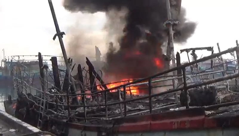Kapal Motor Ikan di Probolinggo Terbakar Hebat, Nelayan Ketakutan