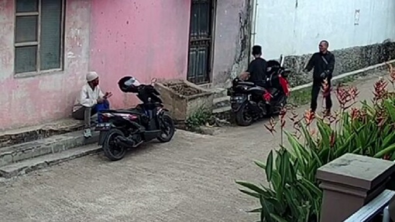 Viral Modus Pencuri Mengantar Undangan, 2 Pria Gasak Motor Milik Bocah di KBB