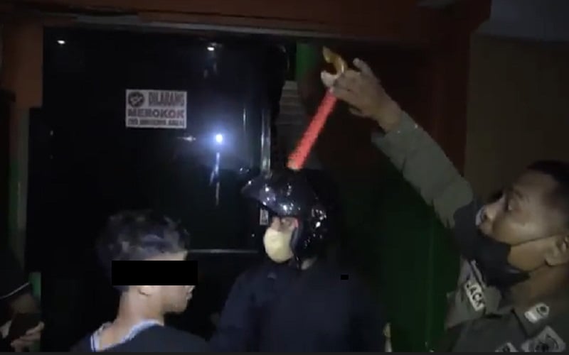 title Razia Pasangan Mesum di Makassar Ricuh, Pengunjung Hotel Sempat Cabut Pisau Razia Pasangan Mesum di Makassar Ricuh, Pengunjung Hotel Sempat Cabut Pisau