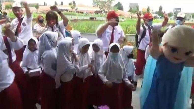 Kenakan Seragam SD, Aksi Kocak Wali Kota Tegal Hibur Anak-Anak Peserta Vaksinasi Covid-19