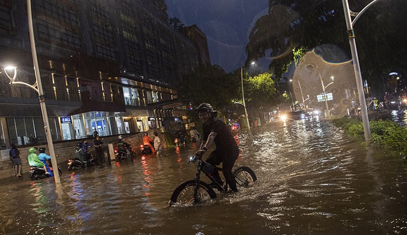 Jakarta Hujan Deras, Kawasan Kemang Terendam Banjir - Bagian 1