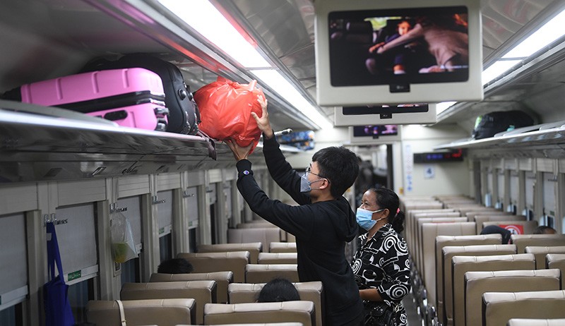 Jumlah Penumpang Stasiun Pasar Senen Bertambah Jelang Libur Nataru - Bagian 1