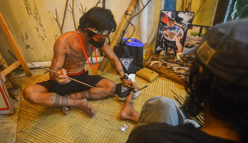 Seni Tato Tertua Dunia Ada di Mentawai, Begini Membuatnya - Bagian 1