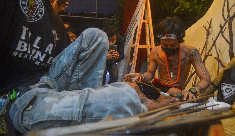 Seni Tato Tertua Dunia Ada di Mentawai, Begini Membuatnya - Bagian 2