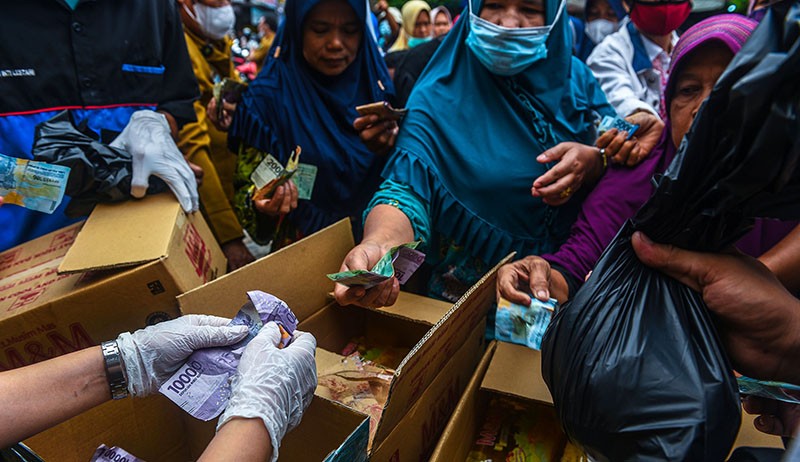 Potret Warga Palembang Berebut Membeli Minyak Goreng Murah - Bagian 2