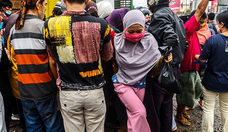 Potret Warga Palembang Berebut Membeli Minyak Goreng Murah - Bagian 3