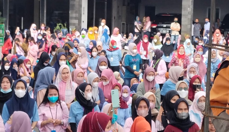 Perusahaan Dinilai Enggan Naikkan Upah, Buruh di Sukabumi Demo di Halaman Pabrik