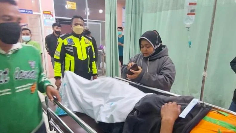 Petugas DLH Bukittinggi Ditabrak Pemotor saat Menyapu Jalan