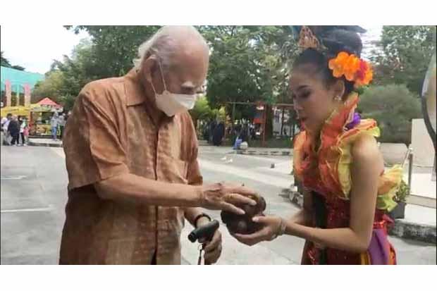   Peringati Hari Ibu ala Seniman, Baca Puisi Berhadiah Salak 