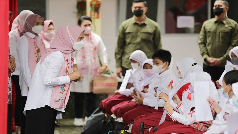 Atalia Ridwan Kamil Dampingi Ibu Negara Iriana Jokowi Tinjau Vaksinasi Anak di Jabar