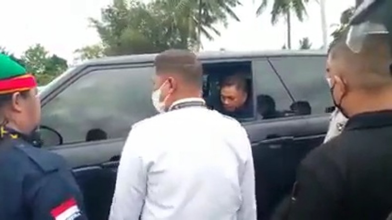 title Viral Gubernur Sulut Marah-Marah karena Warga Tutup Akses Jalan Umum Viral Gubernur Sulut Marah-Marah karena Warga Tutup Akses Jalan Umum