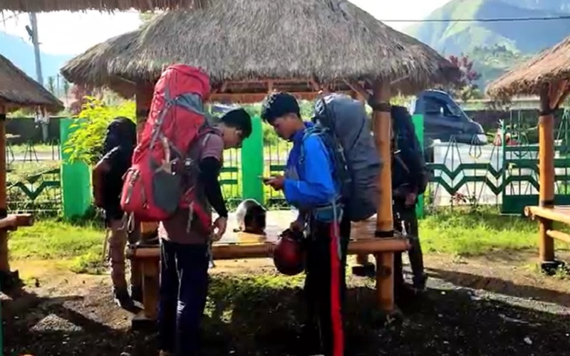 Puluhan Pendaki Telantar di Gunung Rinjani hingga Pingsan, Polisi Turun Tangan