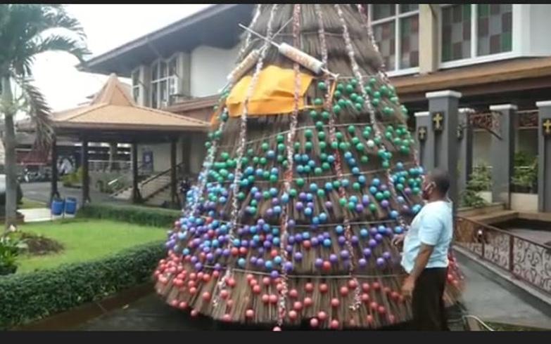 Unik, Pohon Natal dari Ratusan Sapu Lidi Hiasi Gereja Katedral Purwokerto