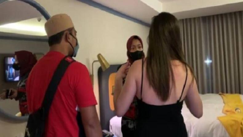 title Dugaan Prostitusi Selebgram TE, Muncikari Sebut Pelanggan Ingin Barang Bagus Dugaan Prostitusi Selebgram TE, Muncikari Sebut Pelanggan Ingin Barang Bagus