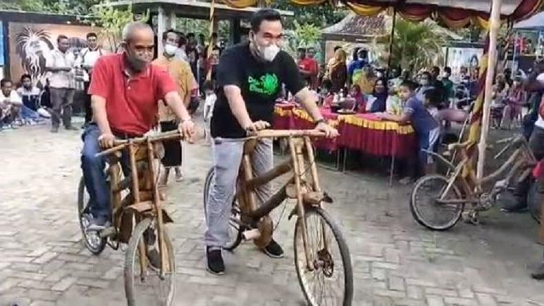 title Sepeda Bambu Karya Warga Blora Ini Curi Perhatian, Bupati Arief Rohman Pesan Satu Sepeda Bambu Karya Warga Blora Ini Curi Perhatian, Bupati Arief Rohman Pesan Satu