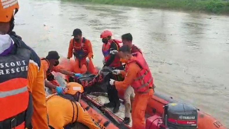 1 Warga Subang Tewas Terseret Arus saat Menyeberangi Sungai Tarum Timur