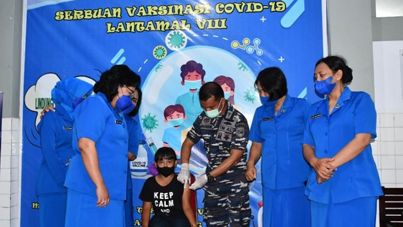 Diskes Lantamal VIII Vaksinasi Puluhan Anak di Manado 