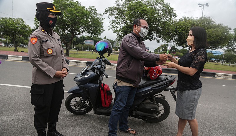 Aksi Polwan Peringati Hari Ibu dengan  Bagikan Bunga dan Masker - Bagian 2