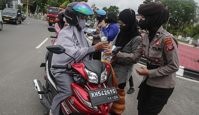 Aksi Polwan Peringati Hari Ibu dengan  Bagikan Bunga dan Masker - Bagian 1