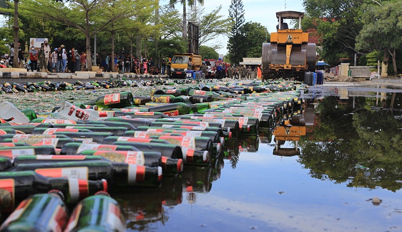 11.209 Botol Minuman Keras Hasil Operasi Pekat Dimusnahkan - Bagian 2