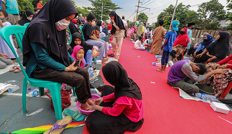 Momen Haru Anak-Anak Cuci Kaki Ibu hingga Menangis - Bagian 1