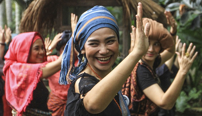Peringati Hari Ibu, Pegiat Perempuan Peragakan Busana Wastra Nusantara - Bagian 3