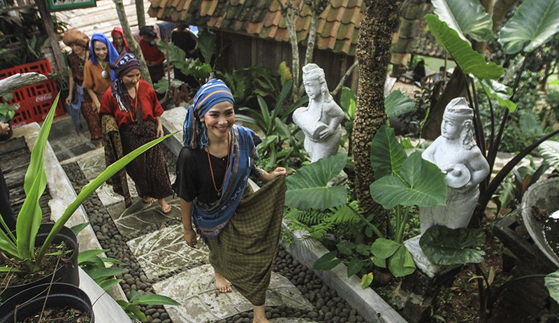 Peringati Hari Ibu, Pegiat Perempuan Peragakan Busana Wastra Nusantara - Bagian 2