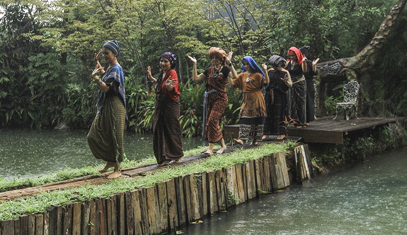 Peringati Hari Ibu, Pegiat Perempuan Peragakan Busana Wastra Nusantara - Bagian 1