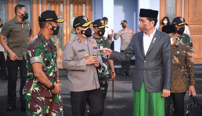 Buka Muktamar ke-34 NU di Lampung, Presiden Jokowi Kenakan Jas dan Sarung