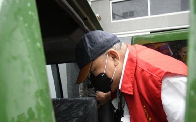 title Kenakan Rompi Merah, Alex Noerdin Dipindahkan ke Rutan Pakjo Palembang Kenakan Rompi Merah, Alex Noerdin Dipindahkan ke Rutan Pakjo Palembang