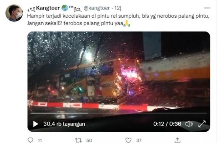 Ngeri, Bus Terobos Palang Perlintasan Nyaris Tertabrak Kereta Api di Sumpiuh Banyumas