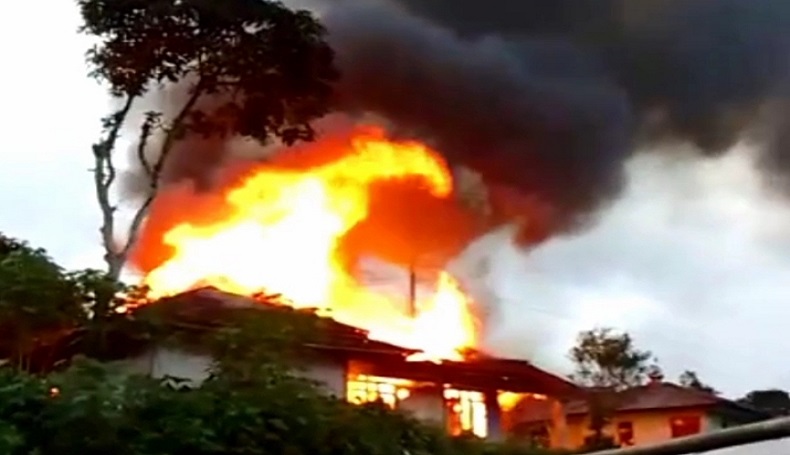 title Disangka Anak Istri Masih di Dalam Rumah, Pria di Cianjur Nekat Terobos Kobaran Api Disangka Anak Istri Masih di Dalam Rumah, Pria di Cianjur Nekat Terobos Kobaran Api