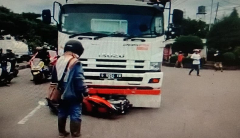 Nekat Nyalip, Pemotor Berboncengan Tewas Terseret Truk 50 Meter di Pantura Cirebon