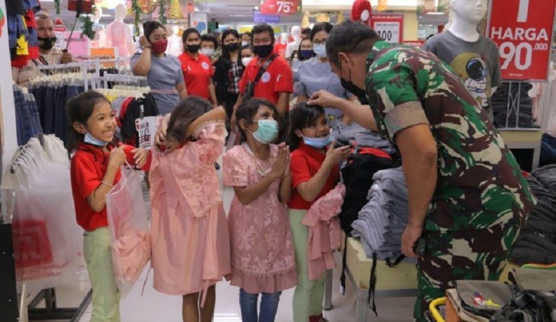 Pangdam Udayana Mayjen Maruli Traktir Ratusan Anak Panti Asuhan Belanja Baju di Mal